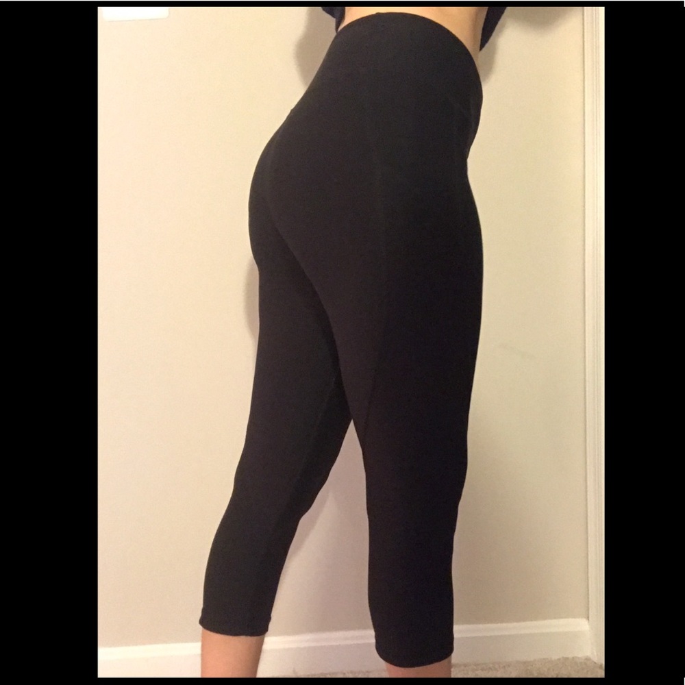 Reebok black leggings with front pocket! 🤸‍♀️
